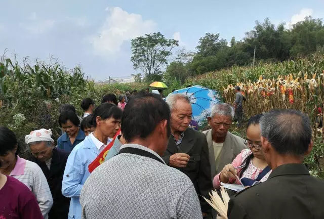 零售商耐心地跟大家讲解