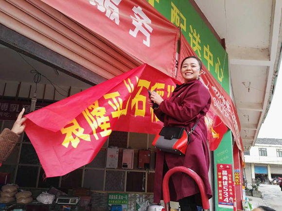 覃专员工作中